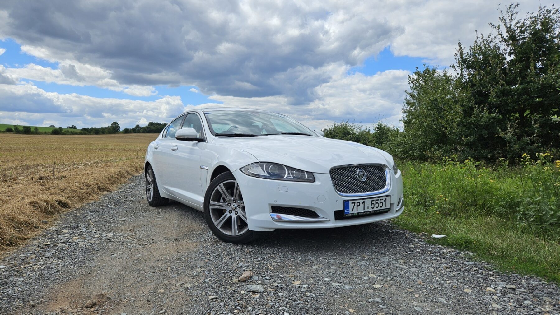 Jaguar XF X250, přední pohled. 