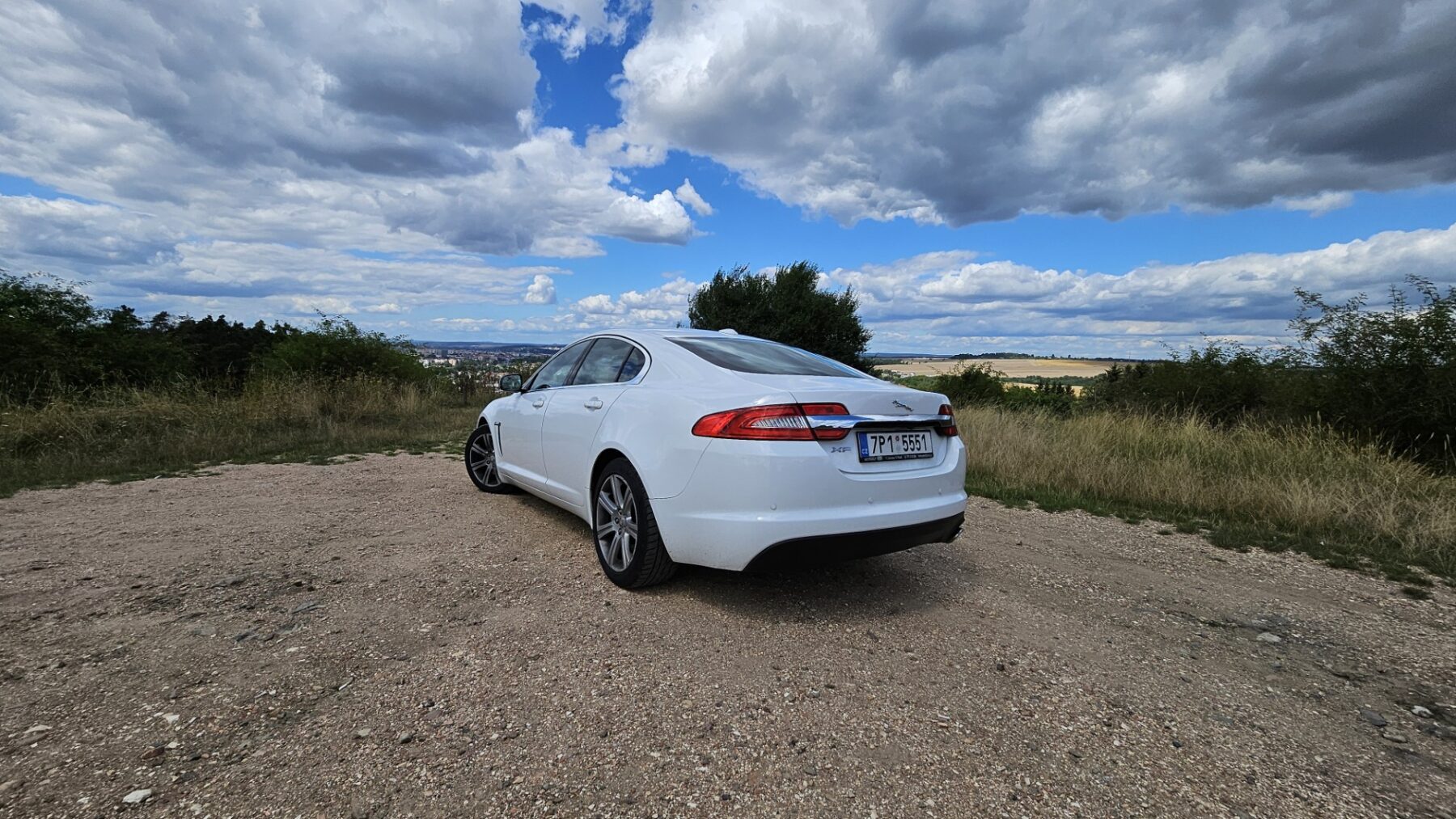 Jaguar XF X250 zadoboční pohled. 