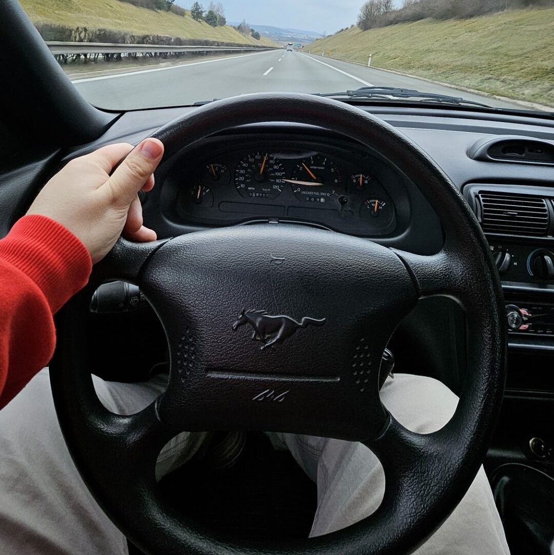 Za volantem Fordu Mustang z roku 1996