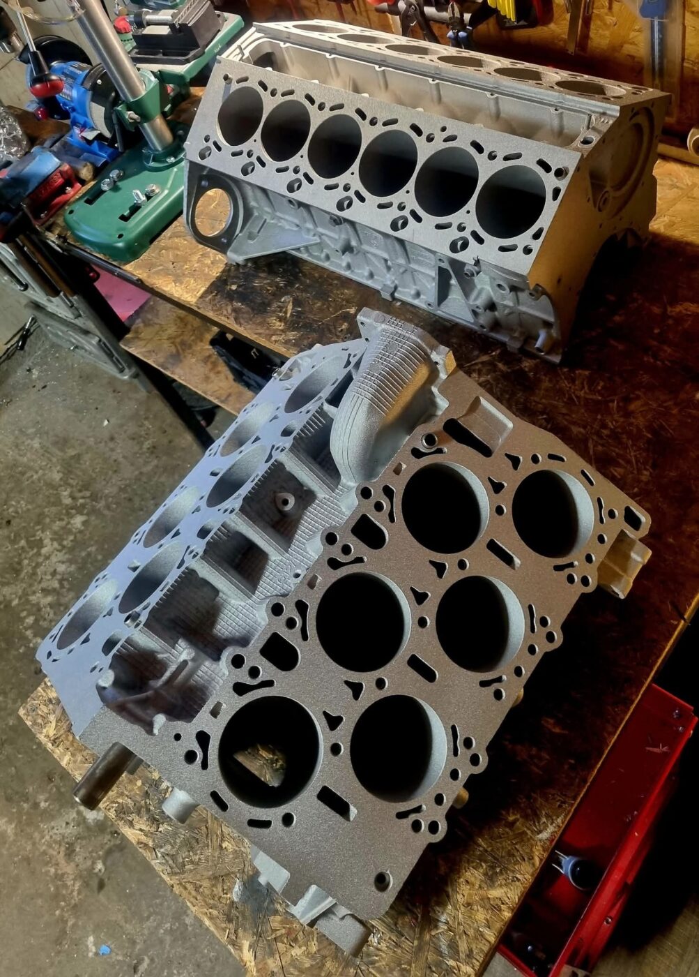 motory W12 a V12.