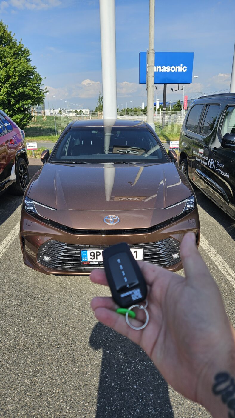 Toyota Camry IX Hybrid