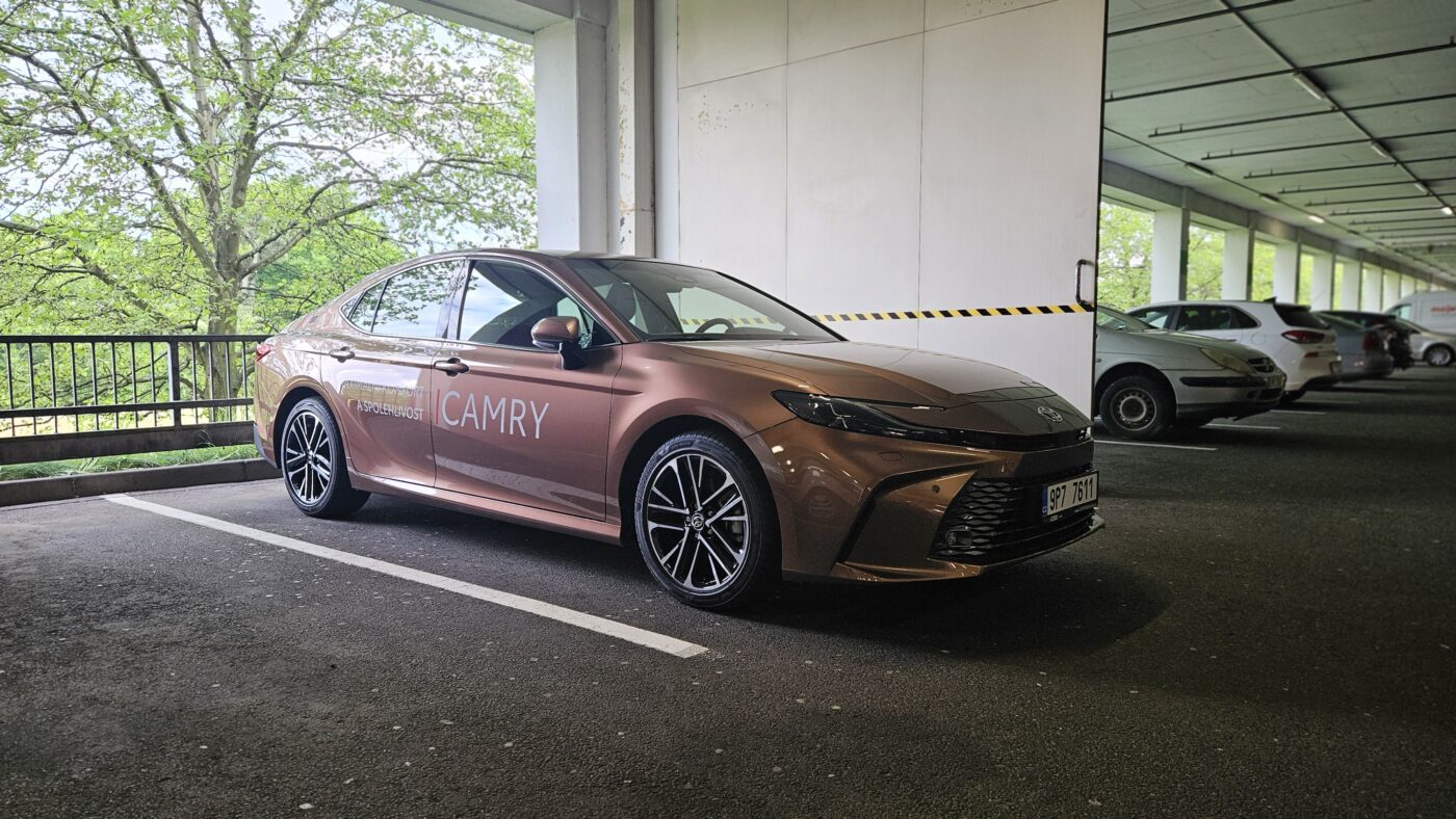Toyota Camry IX Hybrid