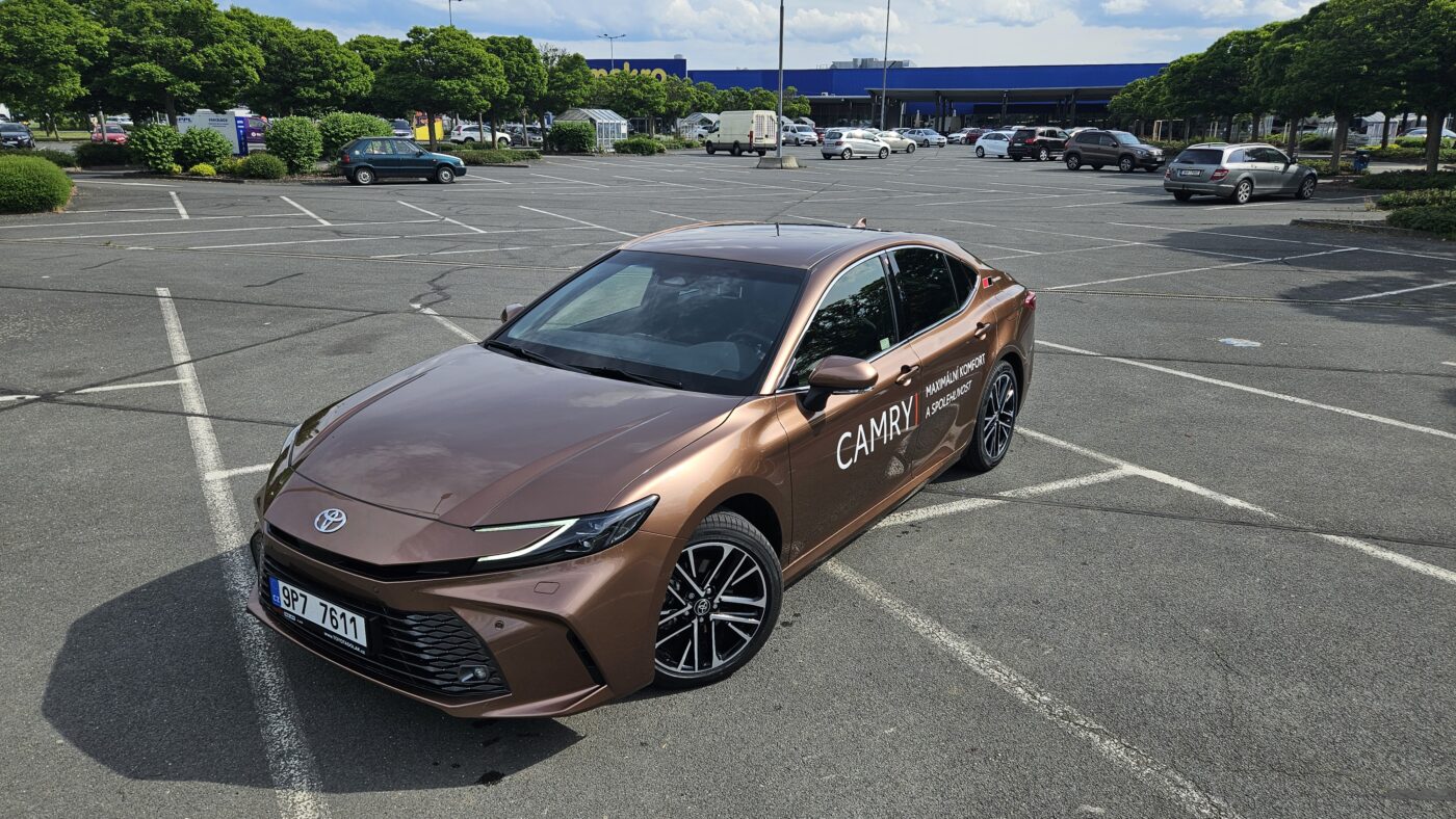 Toyota Camry IX Hybrid