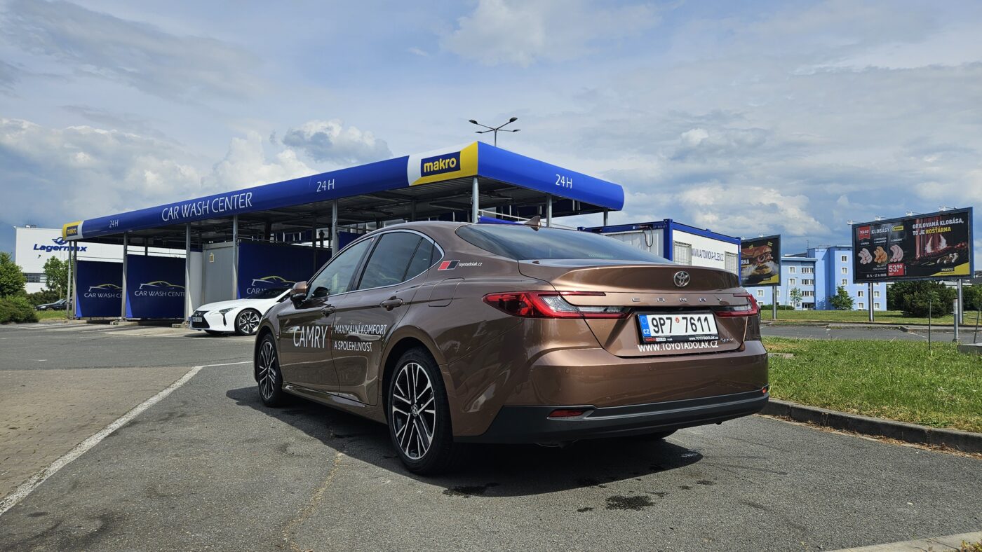 Toyota Camry IX Hybrid