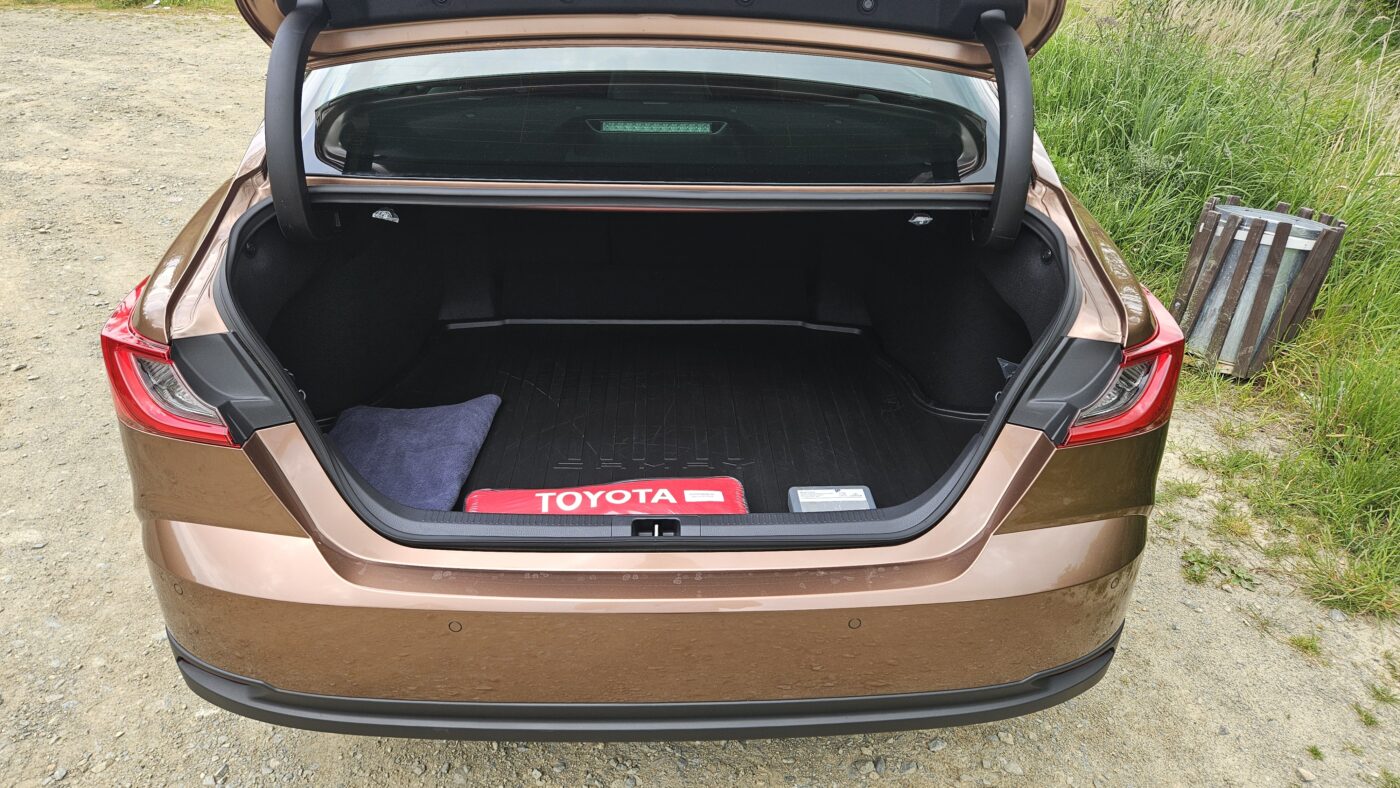 Toyota Camry IX Hybrid