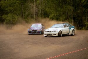 dvě auta driftující z Retronium meets vol. 0