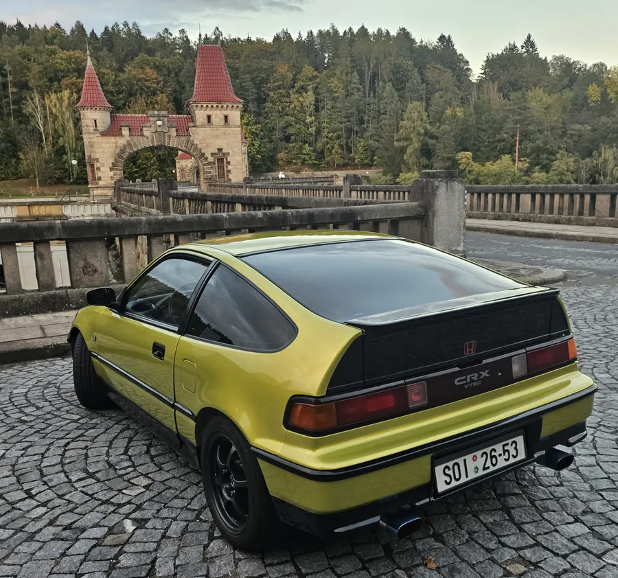 Přehrada – místo k focení aut